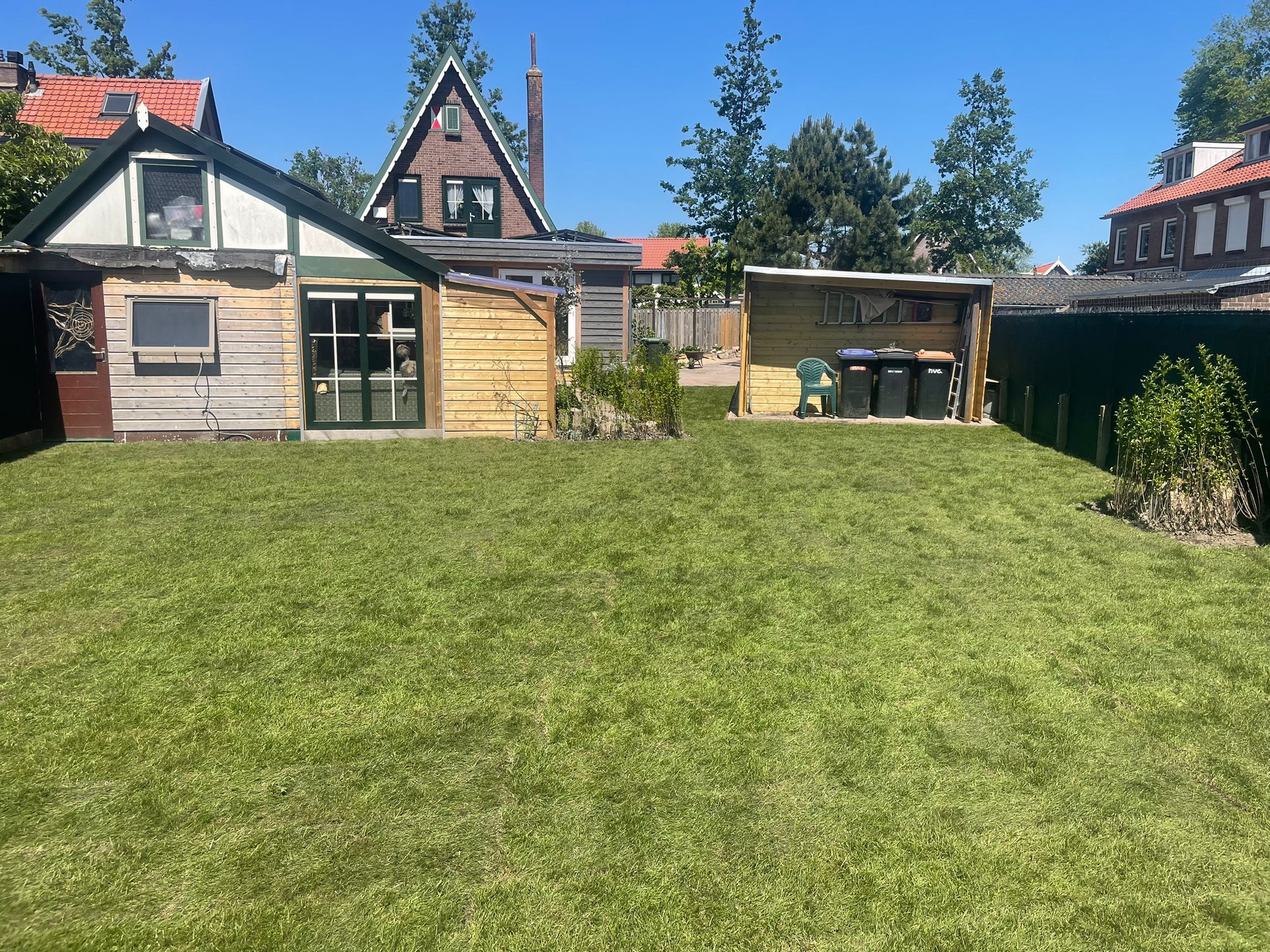 Achtertuin met terras en gazon